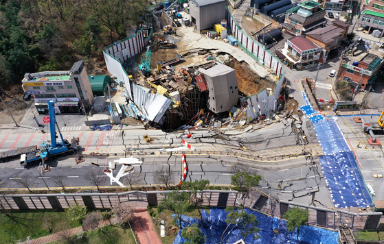 Stabilization work is underway at the Shinansan Line underground tunnel construction site in Gwangmyeong, Gyeonggi on April 13, where a collapse accident occurred on April 11. [JANG JIN-YOUNG]