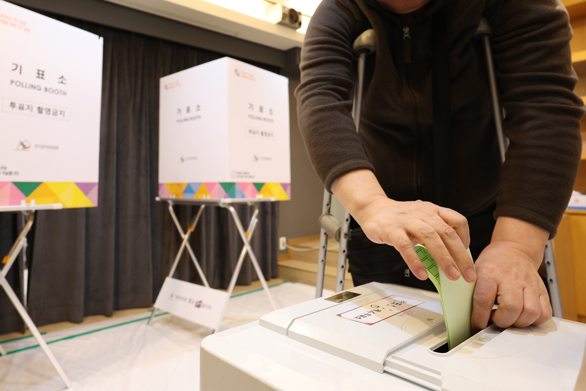 A voter casts their ballot at a polling station in Seocho District, southern Seoul, during the general elections on April 10, 2024. [NEWS1] 