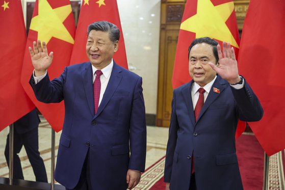 Chinese President Xi Jinping, left, meets Vietnam's National Assembly Chairman Tran Thanh Man during a two-day state visit in Hanoi on April 14. [AP/YONHAP]