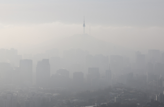 The downtown area of ??Seoul is seen as hazy from Inwang Mountain in Jongno District, central Seoul on March 13, wehn the concentration of fine dust nationwide was at a ″bad″ level due to the influence of yellow dust. [YONHAP]