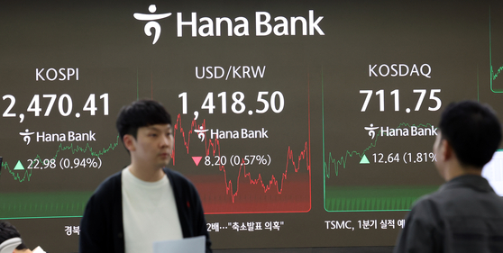 A screen in Hana Bank's trading room in central Seoul shows the Kospi closing at 2,470.41 points on April 17, up 22.98 points, or 0.94 percent, from the previous trading session. [NEWS1] 