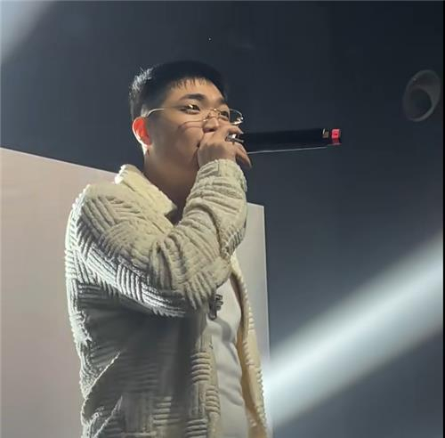 Hip-hop trio Homies performs at a concert in Wuhan, China as part of its ″Brothers″ tour on April 12, as seen from this screen capture of a video of the performance uploaded to Xiao Hongshu. [SCREEN CAPTURE]