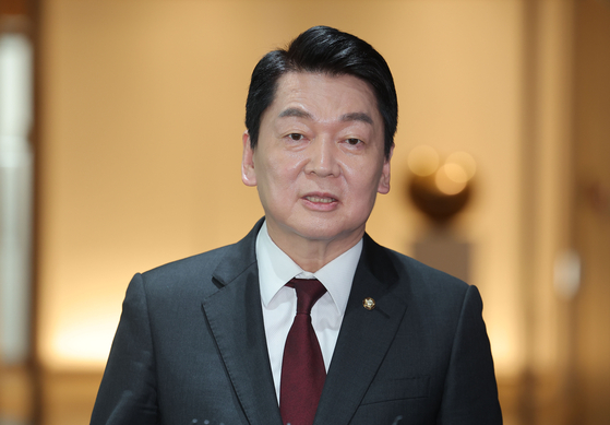 PPP Rep. Ahn Cheol-soo speaks to reporters after meeting Seoul Mayor Oh Se-hoon at the City Hall in central Seoul on April 16. [YONHAP] 