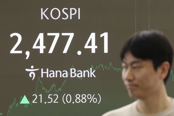 A screen in Hana Bank's trading room in central Seoul shows the Kospi closing at 2477.41 points on April 15, up 21.52 points, or 0.88 percent, from the previous trading session. [YONHAP] 