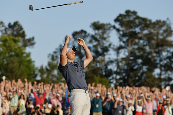 Rory McIlroy reacts after putting in a playoff round against Justin Rose of England to win the Masters Tournament at the Augusta National Golf Club in Augusta, Georgia on April 13. [EPA/YONHAP] 