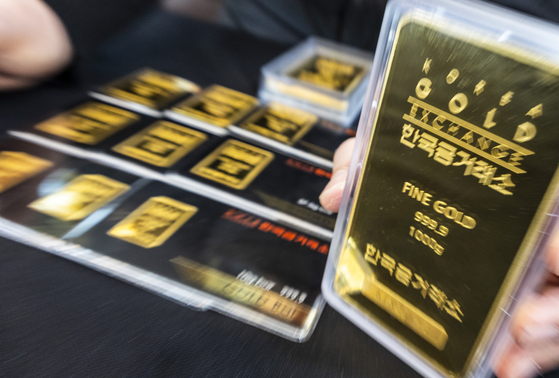 A Korea Gold Exchange employee sorts gold bars at the agency's headquarters in Jongno District, central Seoul, on April 14. [YONHAP] 
