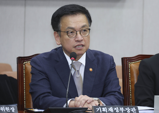 Deputy Prime Minister and Finance Minister Choi Sang-mok responds to lawmakers' questions at the National Assembly on April 16. [JOONGANG ILBO]