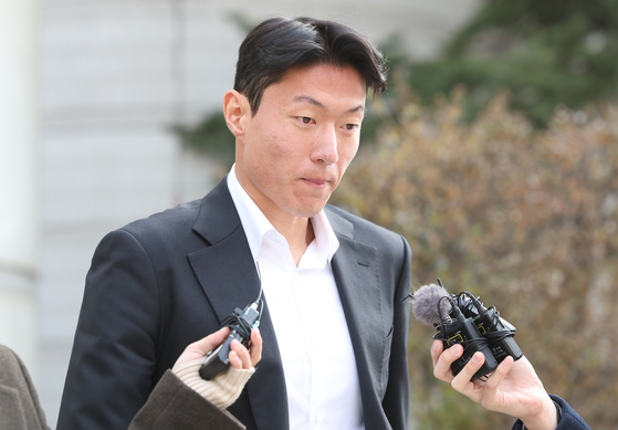 Hwang Ui-jo speaks to reporters at Seoul Central District Court in southern Seoul on Feb. 14. [YONHAP] 