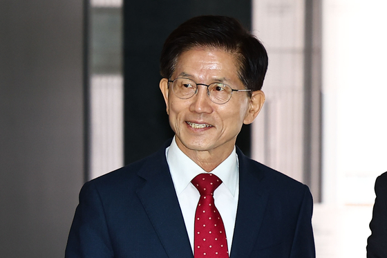 Former Labor Minister Kim Moon-soo arrives at the City Hall in central Seoul on April 16. [KIM JONG-HO]