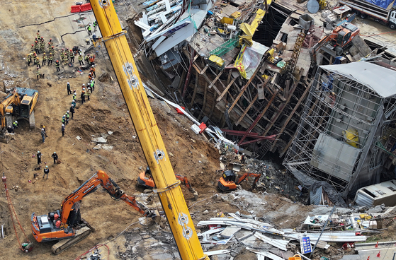 Authorities work on April 16 to recover those missing at a tunnel that collapsed in Gwangmyeong, Gyeonggi, on April 11. [NEWS1]