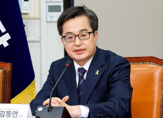 DP presidential candidate and Gyeonggi Gov. Kim Dong-yeon speaks during a pledge ceremony for fair election at the National Assembly in Yeouido, western Seoul, on April 16. [NEWS1] 