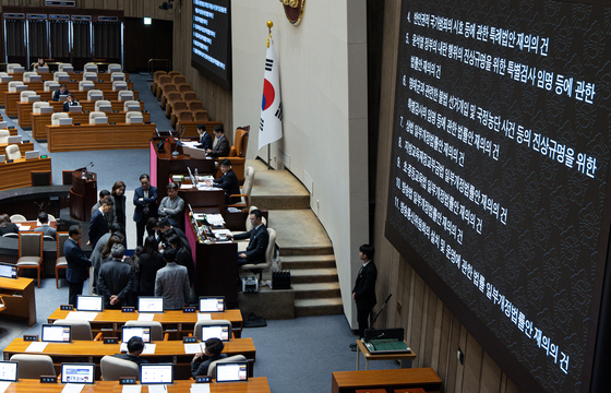 Lawmakers vote on key bills that were previously vetoed under the acting president system at the National Assembly in Yeoudio, western Seoul, on April 17. [NEWS1]