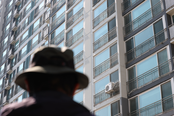 A pedestrian on April 15 walks by the apartment where a man in his 50s killed five family members in Yongin, Gyeonggi. [NEWS1] 