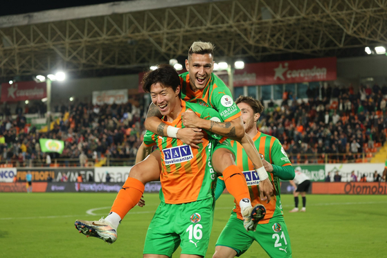 Alanyaspor forward Hwang Ui-jo, front, celebrates during a Super Lig match against Gaziantep at Alanya Oba Stadium in Turkey in a photo shared on Alanyaspor's official X account on Dec. 14, 2024. [SCREEN CAPTURE]