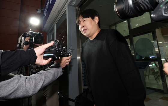 Comedian Lee Jin-ho speaks to reporters at Seoul Gangnam Police Station in southern Seoul on Oct. 22, 2024. [NEWS1] 