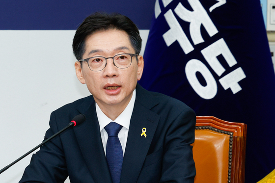 DP presidential candidate and former South Gyeongsang Gov. Kim Kyoung-soo speaks during a pledge ceremony for fair election at the National Assembly in Yeouido, western Seoul, on April 16. [NEWS1] 