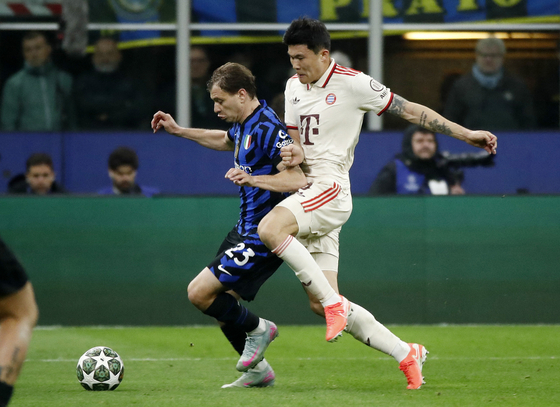 Bayern Munich defender Kim Min-jae, right, vies for the ball during the second leg of the Champions League quarterfinals at San Siro Stadium in Milan, Italy on April 16. [REUTERS/YONHAP] 
