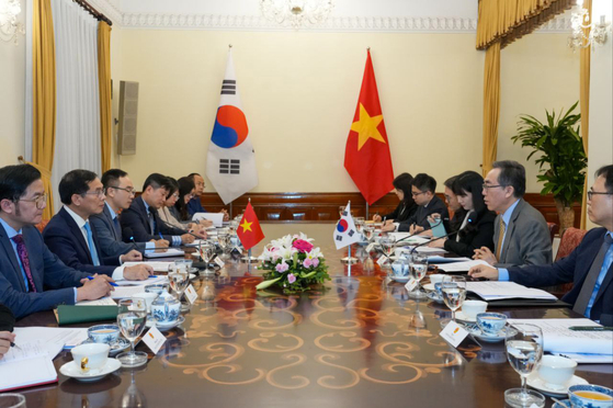 South Korean Foreign Minister Cho Tae-yul and Vietnamese Deputy Prime Minister and Foreign Minister Bui Thanh Son hold a bilateral meeting in Hanoi on April 15. [NEWS1]