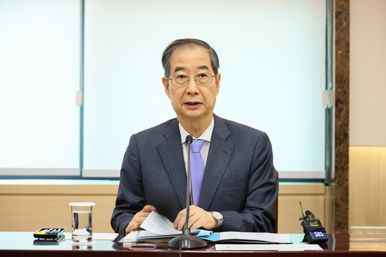 Acting President Han Duck-soo speaks during a meeting at the government complex in Jongno District, central Seoul on April 17. [NEWS1]