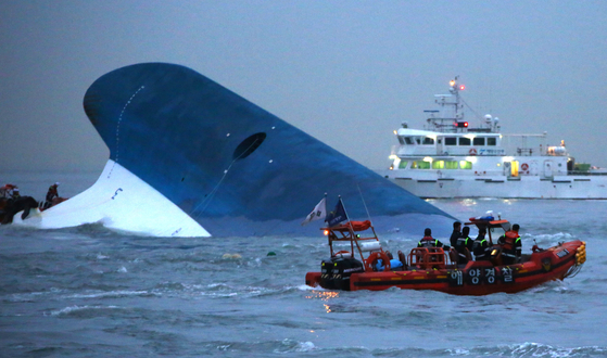 Rescue workers conduct a nighttime search operation near the site of the sunken Sewol ferry, 20 kilometers north of Byeongpung Island in Jodo-myeon, Jindo County, South Jeolla, on April 16, 2014. [JOONGANG ILBO]