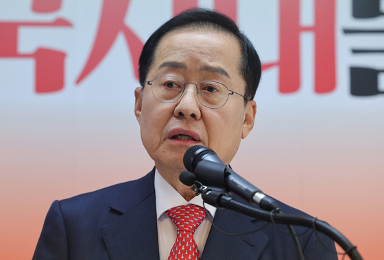Former Daegu Mayor Hong Joon-pyo speaks about his vision for the country at his election office in Yeouido, western Seoul, on April 15. [YONHAP] 