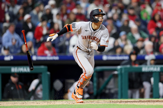 San Francisco Giants outfielder Lee Jung-hoo hits a double in the fifth inning of an MLB game against the Philadelphia Phillies at Citizens Bank Park in Philadelphia, Pennsylvania, on April 16. [AFP/YONHAP] 