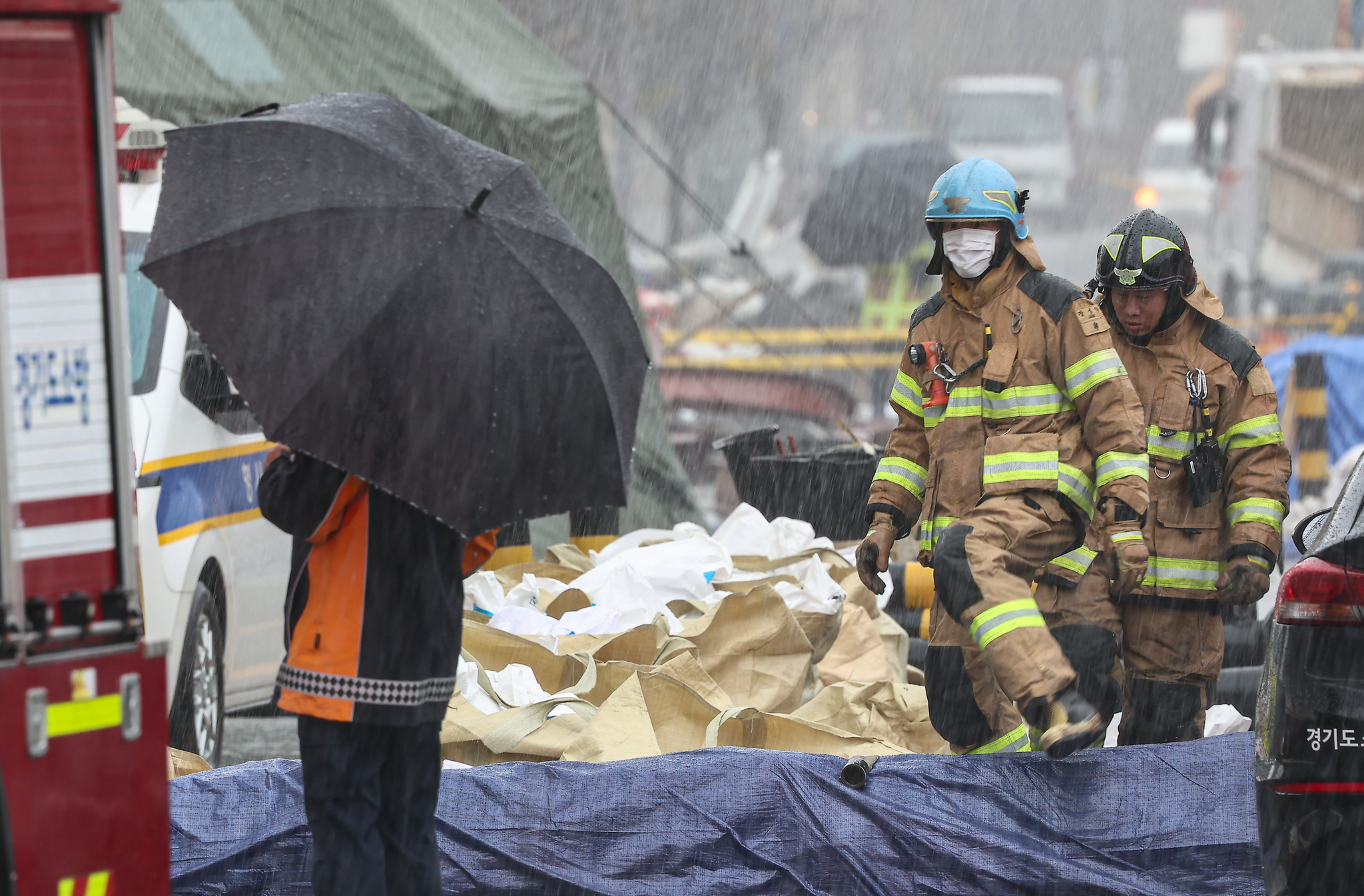 Firefighters are moving around the collapse site of the 5-2 section at the Shinansan Line underground tunnel construction site in Gwangmyeong, Gyeonggi, on April 14. [NEWS1]