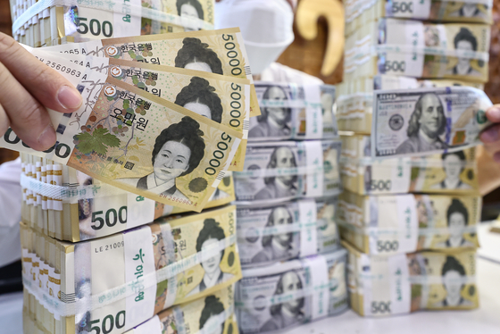 Won and dollar bills are stacked at Hana Bank's offices in Jung District, central Seoul, on April 17. [NEWS1] 