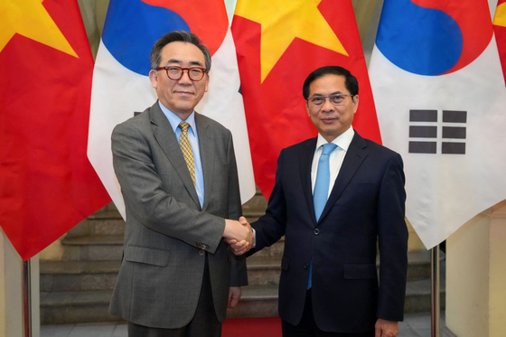 South Korean Foreign Minister Cho Tae-yul, left, shakes hands with Vietnamese Deputy Prime Minister and Foreign Minister Bui Thanh Son in Hanoi on April 15. [YONHAP]