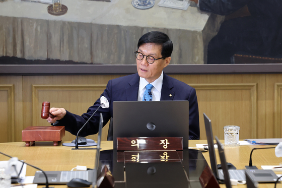 Bank of Korea (BOK) Gov. Rhee Chang-yong bangs the gavel to open a Monetary Policy Committee meeting at the central bank in Jung District, central Seoul, on April 17. [JOINT PRESS CORPS] 