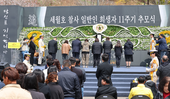 Visitors place flowers on an altar at a memorial for the Sewol ferry tragedy set up at Incheon on April 16. [YONHAP]
