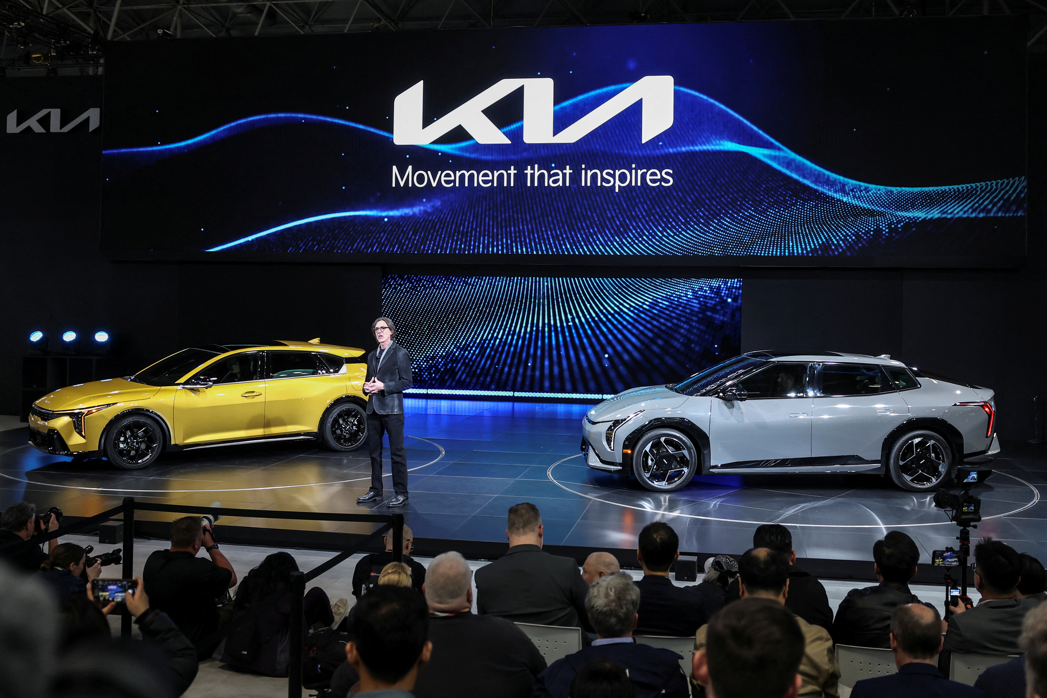 A Kia K4 Hatchback and a Kia EV4 are displayed during the New York International Auto Show Press Preview in New York on April 16. [REUTERS/YONHAP]