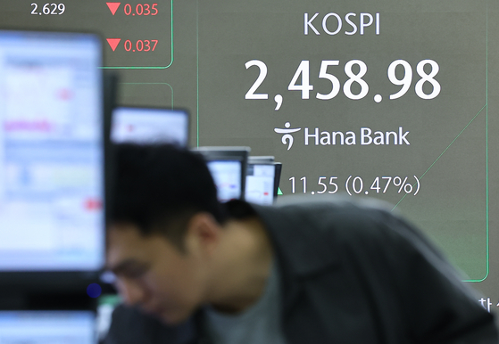 The Kospi is seen on a screen in a dealing room at Hana Bank in central Seoul on April 17. [YONHAP]