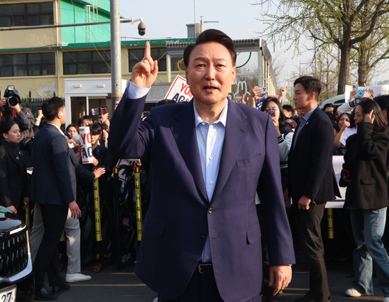 Former President Yoon Suk Yeol leaves the presidential residence in Hannam-dong, Yongsan District, central Seoul, on April 11. [JOONGANG ILBO 