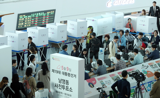 Voters queue to cast their ballots during early voting for the 19th presidential election at a polling station at Seoul Station in downtown Seoul on May 4, 2017. [WOO SANG-JO]