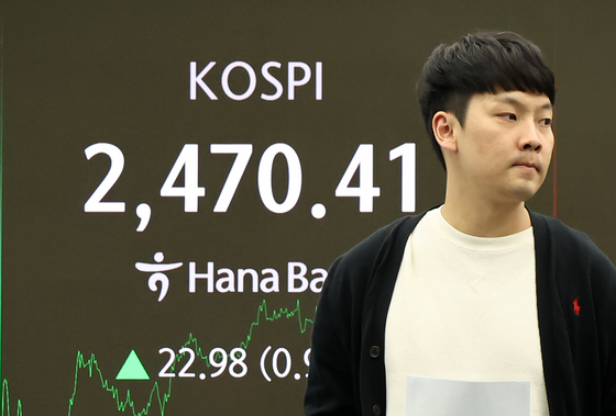 Kospi trading is seen on a screen in a dealing room at Hana Bank in central Seoul on April 17. [YONHAP]
