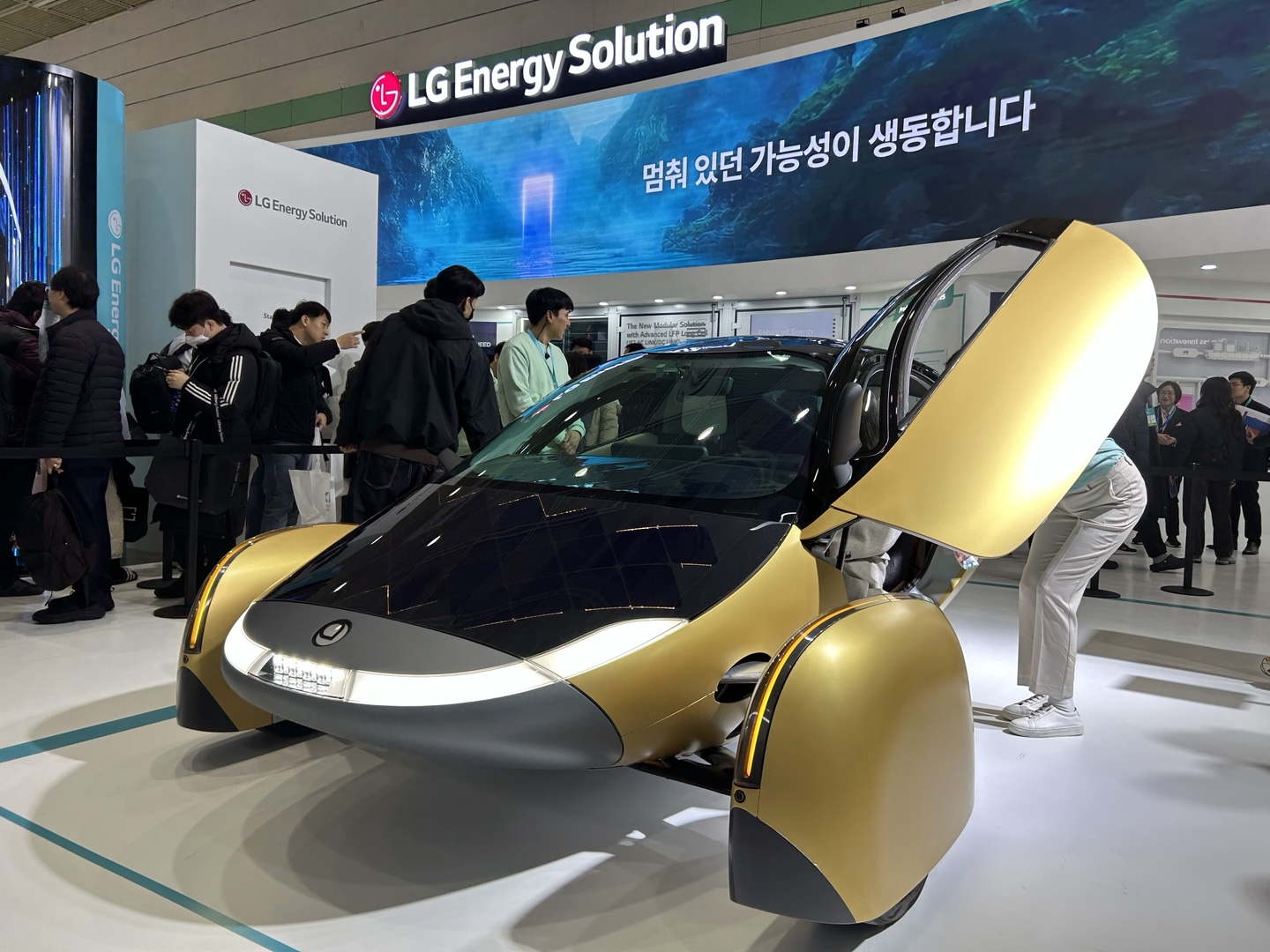 지난 3월 5일 서울 강남구 코엑스에서 열린 배터리 산업 전시회 ‘인터배터리 2025’의 LG에너지솔루션 부스에 전시된 미국 태양광 전기차 기업 앱테라 모터스의 2인승 3륜 차량. LG엔솔 배터리와 한국타이어의 바퀴를 쓰는 이 차량은 한 번 충전으로 최대 643km를 간다. 채사라 기자. 