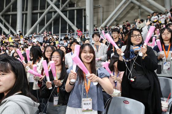 Tourists from Taiwan cheer at Gocheok Dome Stadium in western Seoul on April 10. [Korea Tourism Organization]