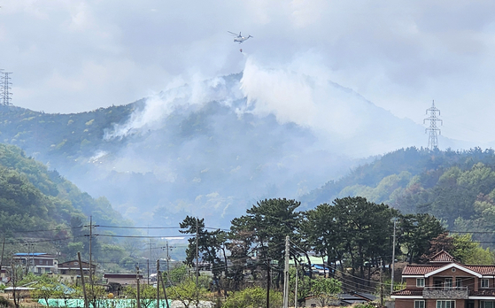 A helicopter is deployed to Gyeongju, North Gyeongsang as a wildfire broke out on April 17. [NEWS1]