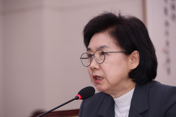 Korea Disease Control and Prevention Agency Commissioner Jee Young-mee speaks during a meeting at the National Assembly on March 26. [YONHAP]