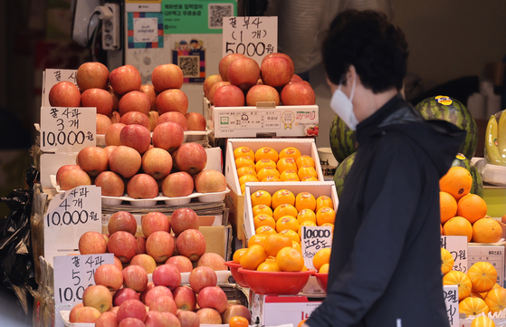 Apples are displayed at a traditional market in Seoul on April 17. As 28 percent of the country's apple farms have been affected due to wildfires in the North Gyeongsang region this year, prices of apples are expected to skyrocket in the second half of the year. [NEWS1]
