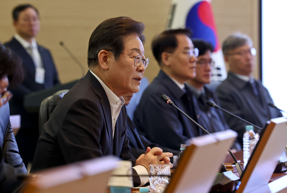 Lee Jae-myung, a Democratic Party candidate in the presidential primary, speaks during an on-site discussion at the Agency for Defense Development in Yuseong District, Daejeon, on April 17. [YONHAP]