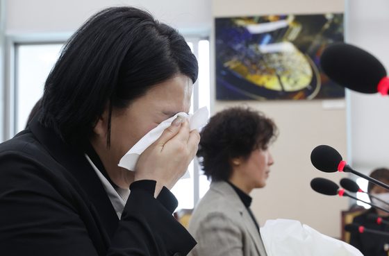 Jang Yeon-mi, the mother of the late MBC weathercaster Oh Yoanna, wipes away tears after delivering remarks during a hearing of the National Assembly’s Science, ICT, Broadcasting and Communications Committee in western Seoul on April 18. [YONHAP]