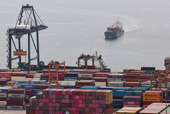 A cargo ship carrying containers approaches the Yantian port in Shenzhen, China, on April 17. [REUTERS/YONHAP]