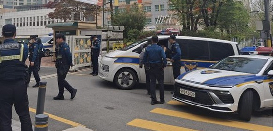 Police are dispatched to an elementary school in Gangnam District, southern Seoul, on April 18 due to reports of potential kidnappers. [OH SO-YOUNG]