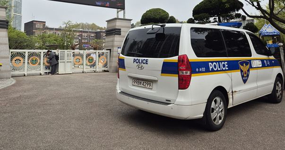 Police dispatched to an elementary school in Gangnam District, southern Seoul, on April 18, due to reports of potential kidnappers. [OH SO-YOUNG]