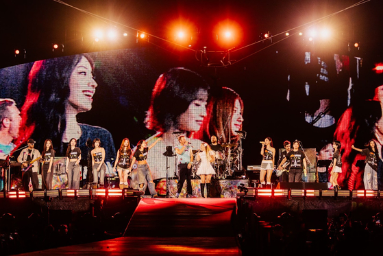 Girl group Twice performs with British band Coldplay on April 16 at Goyang Stadium in Gyeonggi. [WARNER MUSIC KOREA]