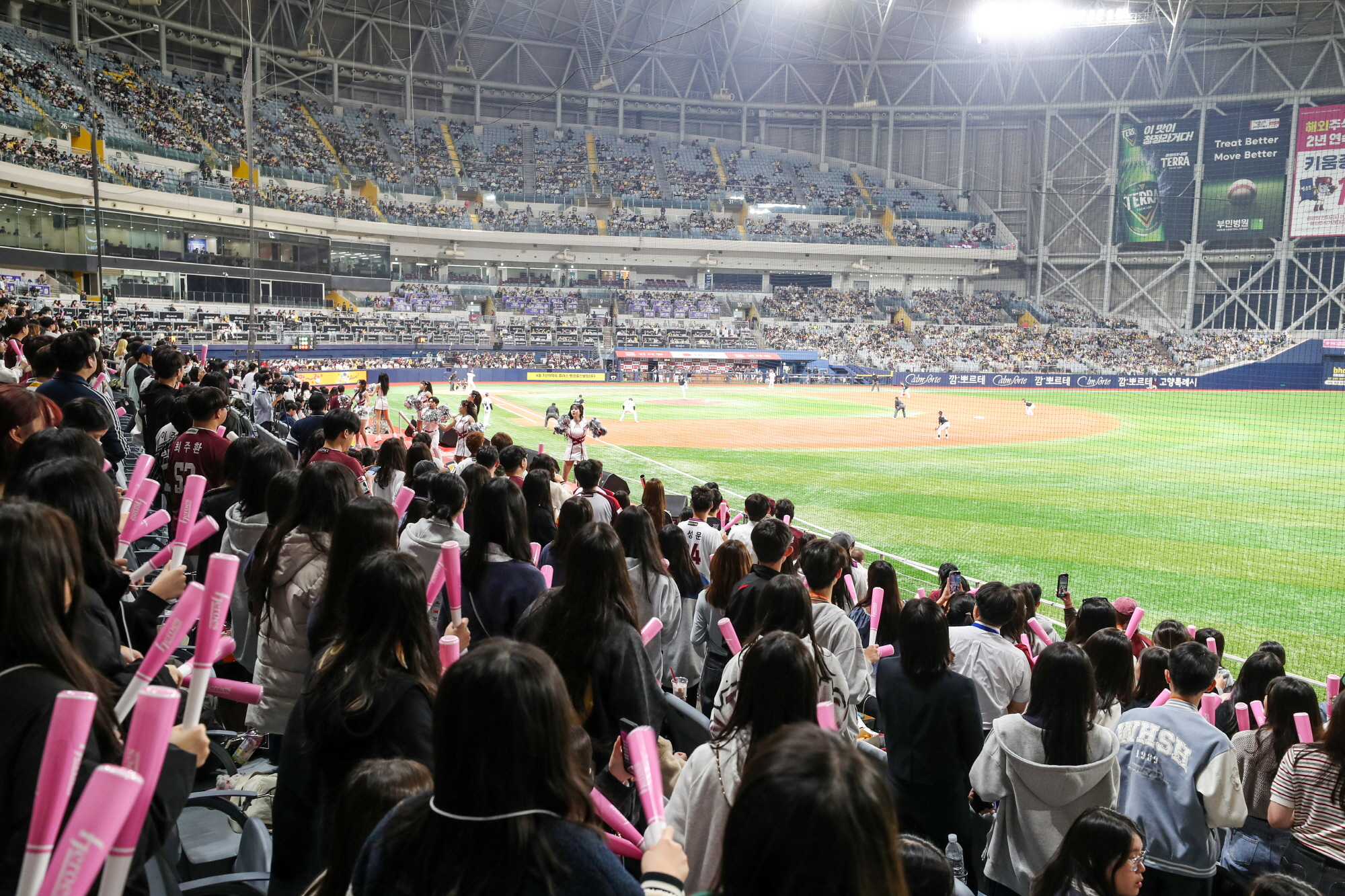 Tourists from Taiwan cheer at Gocheok Dome Stadium in western Seoul on April 10. [Korea Tourism Organization]