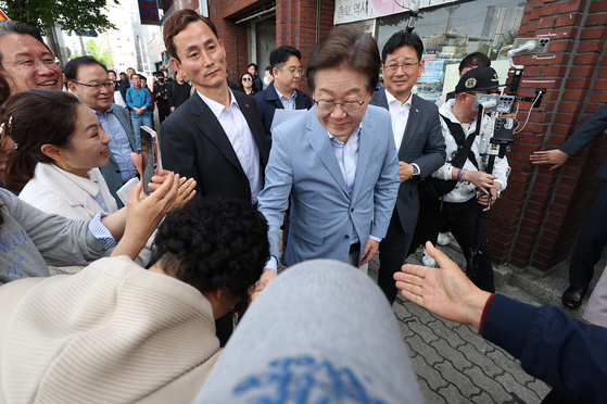Democratic Party presidential primary candidate Lee Jae-myung greets supporters before a meeting with K-content companies at Coop Soilab in Daegu on April 18. [NEWS1]