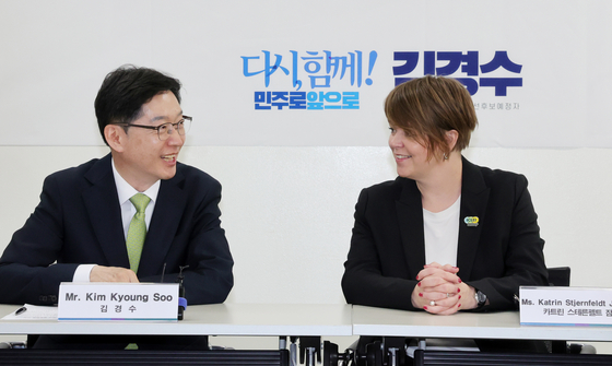 Kim Kyoung-soo, a Democratic Party candidate in the presidential primary, holds a meeting with Katrin Stjernfeldt Jammeh, mayor of Malmo, Sweden, in Goyang, Gyeonggi, on April 17. The two discussed “people-centered sustainable development.” [YONHAP]